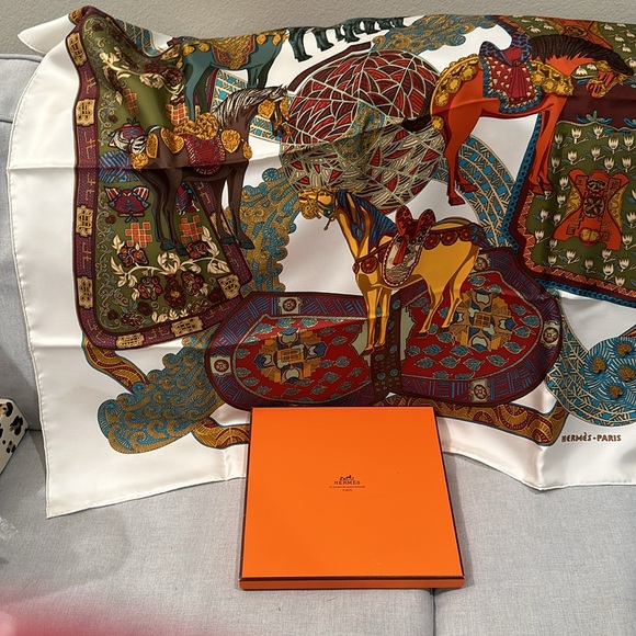 Hermes Collection Scarf EUC Smoke free environment ! - Picture 8 of 10